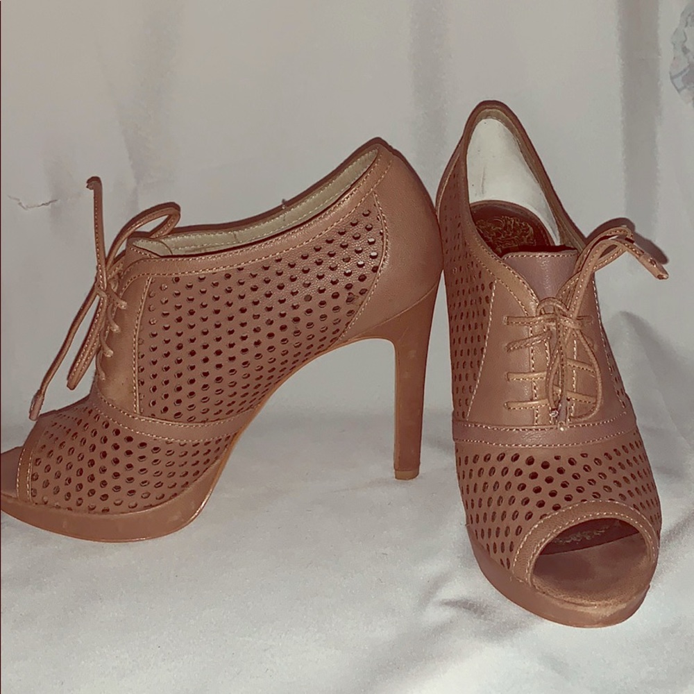 Vince camuto nude heels size 7 1/2